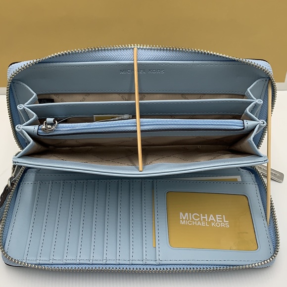 MICHAEL KORS LARGE TRAVEL CONTINENTAL WRISTLET WALLET PALE OCEAN COLOR - Picture 4 of 14